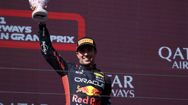 Checo Pérez levantando el tercer lugar en Hungría